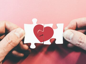 Mann hält Puzzle von gebrochenen Herzen | © Getty Images/Christian Horz / EyeEm