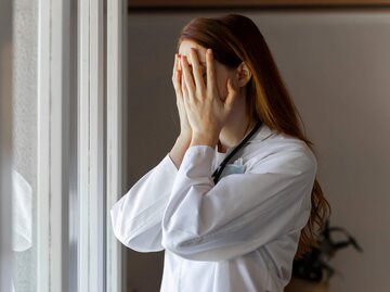 Frau hält verzweifelnd die Hände vor ihr Gesicht | © Getty Images/Westend61