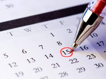 Datum wird in Kalender rot angekreist | © Getty Images/nigelcarse