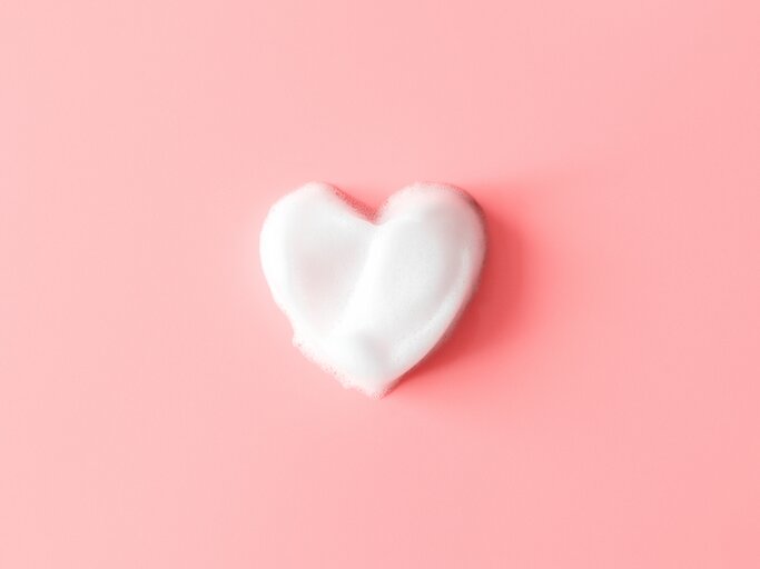 Herz aus Schaum auf rosa Hintergrund | © Getty Images/olhakozachenko
