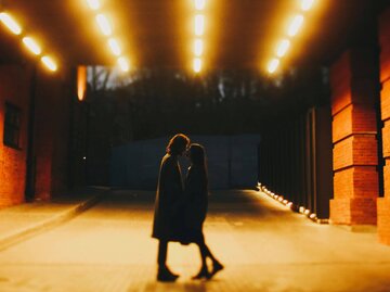 Mann und Frau küssen sich in Unterführung | © Getty Images/Sophie Filippova