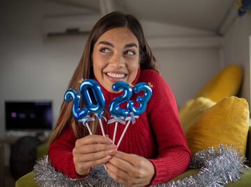 Frau mit 2023 Schriftzug in der Hand | © Getty Images/Rockaa