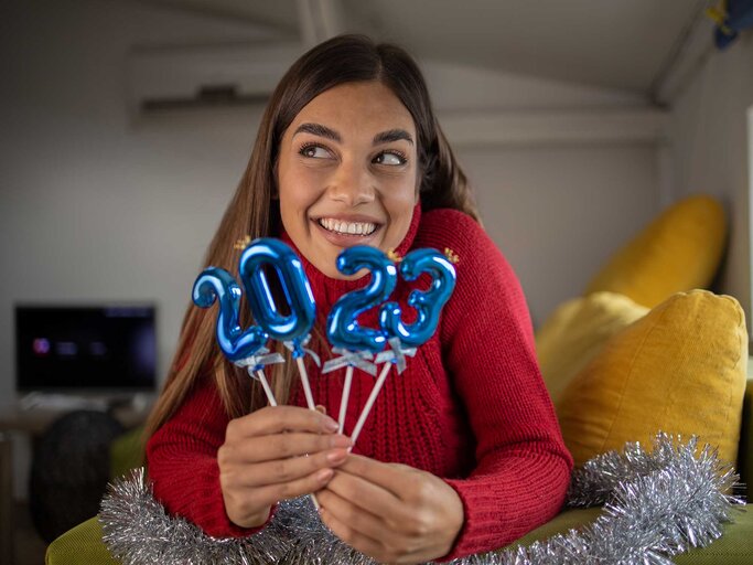 Frau mit 2023 Schriftzug in der Hand | © Getty Images/Rockaa