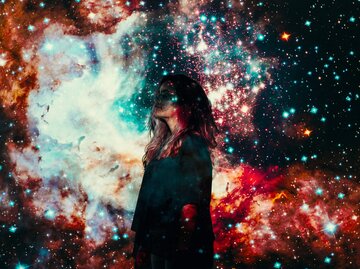 Frau steht vor einem Sternenhimmel-Hintergrund | © Getty Images/Mostafa Ghroz / EyeEm
