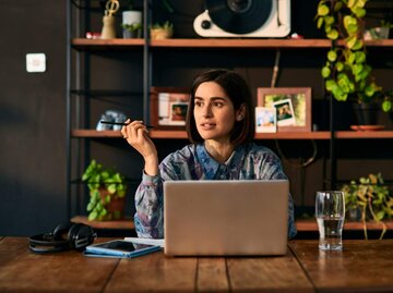 Frau vor Laptop am Schreibtisch | © Getty Images/10'000 Hours