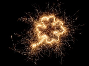 vierblättriges Kleeblatt als Feuerwerk | © Getty Images/Grafner