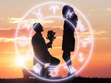 Mann macht Frau Heiratsantrag in Sternzeichenkreis | © Getty Images/AndreyPopov