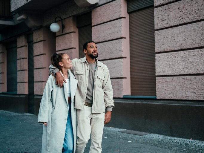 Paar geht umarmt spazieren | © Getty Images/Alina Rudya/Bell Collective