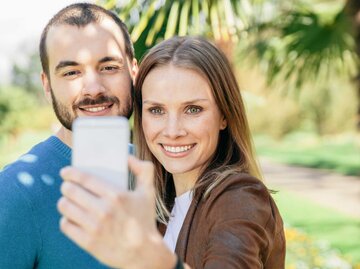 Junges Pärchen macht Selfie bei erstem Date. | © Getty Images/Westend61