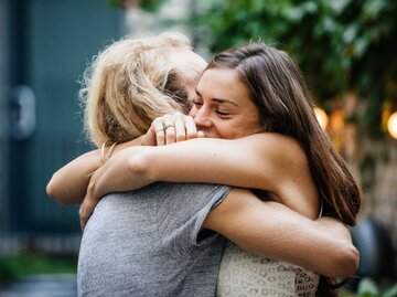 Eine Frau umarmt ihren Partner zu fest. | © Getty Images/Hinterhaus Productions