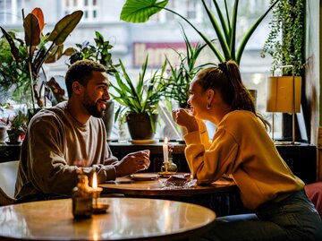 Mann und Frau bei einem Date | © Getty Images/Janina Steinmetz