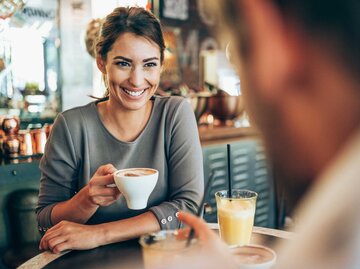 Frau lächelt ihren Date-Partner an | © Getty Images/VioletaStoimenova