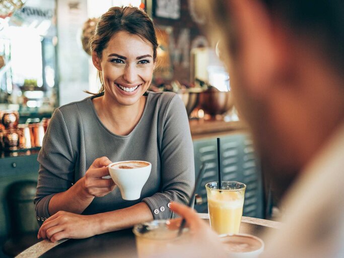 Frau lächelt ihren Date-Partner an | © Getty Images/VioletaStoimenova