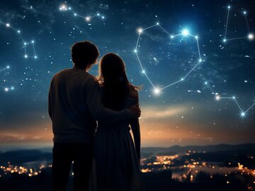 Mann und Frau vor Sternenhimmel und Herz aus Sternen | © Adobe Stock/Olga/KI generiert