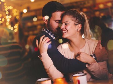 Verliebtes Paar turtelt in einer Bar. | © Adobe Stock/NDABCREATIVITY