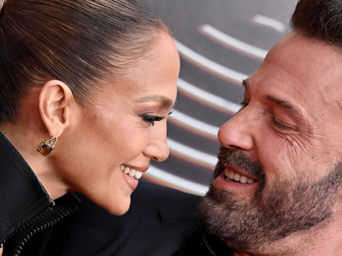 Jennifer Lopez und Ben Affleck schauen sich verliebt an | © Getty Images