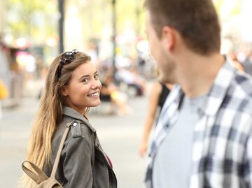 Mann und Frau flirten auf der Straße | © Adobe Stock/Antonioguillem