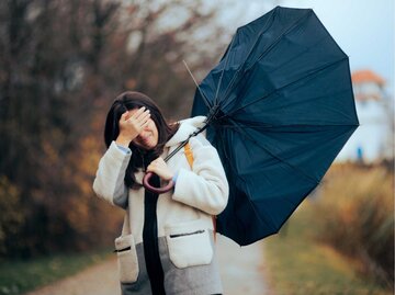 Frau mit umgedrehtem Regenschirm | © Adobe Stock/nicoletaionescu