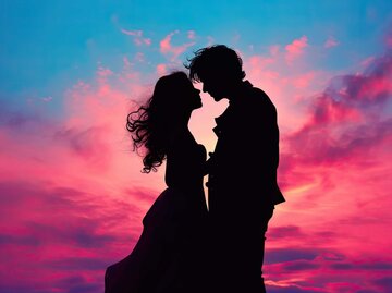 Silhouette von zwei Menschen, die sich küssen vor buntem Hintergrund | © Adobe Stock/reddish