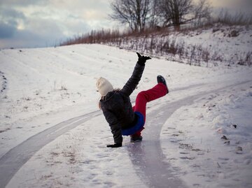 Frau rutscht im Schnee aus | © Adobe Stock/STOATPHOTO