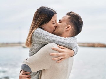 junges Paar küsst sich | © Adobe Stock/Krakenimages.com