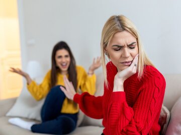 Zwei Frauen streiten auf Sofa | © Getty Images/stefanamer