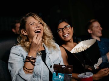 Lachende Frau im Kino | © Getty Images/Jacob Ammentorp Lund