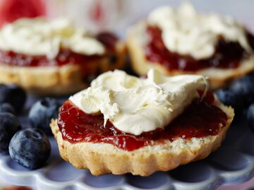 Ein halbierter Scone mit Marmelade | © Getty Images/Debby Lewis-Harrison