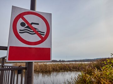 Verbotsschild vor See | © GettyImages/Vital Hil