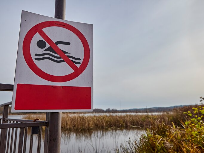 Verbotsschild vor See | © GettyImages/Vital Hil