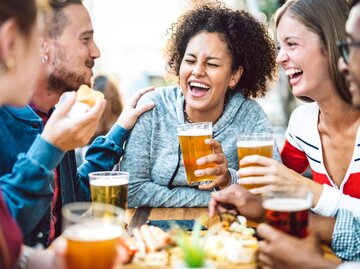 Freundesgruppe in einem Biergarten | © Getty Images/ViewApart