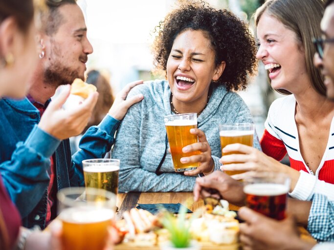 Freundesgruppe in einem Biergarten | © Getty Images/ViewApart