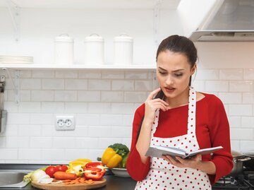 Frau beim Kochen schaut fragend | © gettyimages.de | Viktoriia Hnatiuk