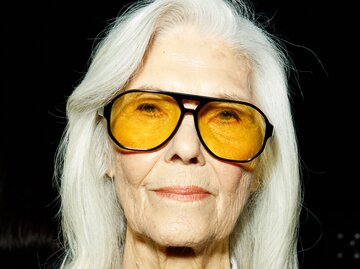 Ältere Frau mit weißen Haaren und Sonnenbrille | © Getty Images