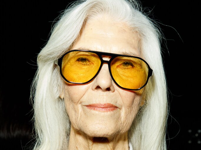 Ältere Frau mit weißen Haaren und Sonnenbrille | © Getty Images
