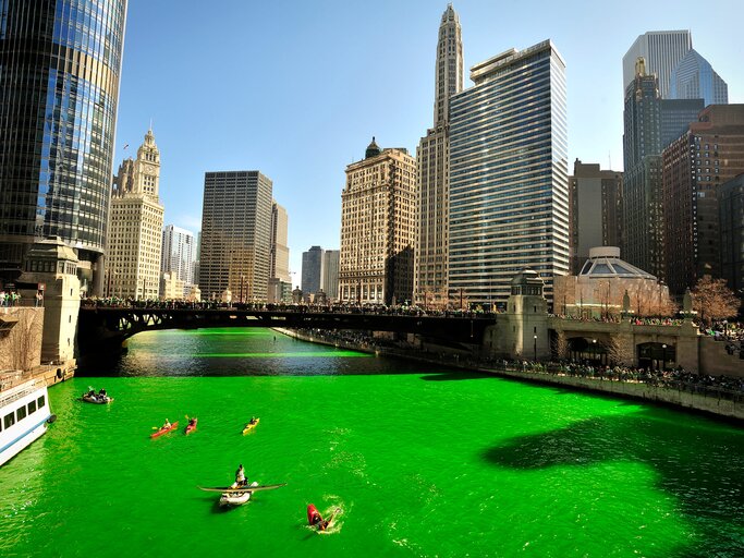 Chicago River am St. Patrick's Day in grün | © gettyimages.de | Yannick Tylle