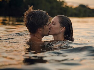 Paar küsst sich im Wasser | © Getty Images/Westend61