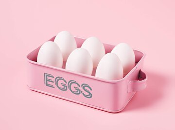 Weiße Eier in einer Schachtel auf rosa Hintergrund | © Getty Images/Aleksandar Gligoric