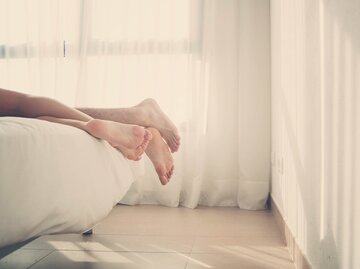Füße von Mann und Frau im Bett | © Getty Images/Noviembre Anita Vela