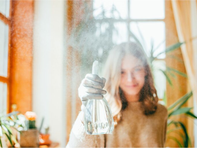 Frau putzt Fenster richtig | © Getty Images/visualspace