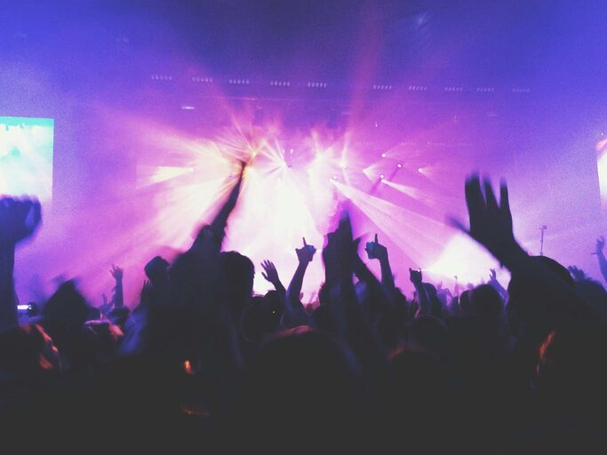 Ein Foto aus dem Zuschauerraum eines Festivals mit Blick auf die Bühne | © unsplash/shmabbss