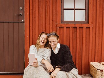 Freundinnen lachen gemeinsam | © Getty Images/Maskot