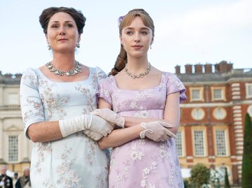 Ruth Gemmell als Lady Violet Bridgerton und Phoebe Dyvenor als Daphne Basset | © Netflix