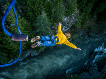 Person beim Bungee Jumping | © Getty Images/VisualCommunications