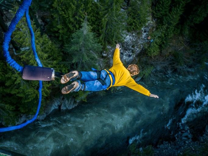 Person beim Bungee Jumping | © Getty Images/VisualCommunications