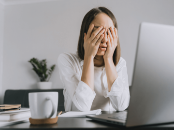 Frau sitzt gestresst vor Laptop | © Getty Images/Anastasia Gorlanova / EyeEm