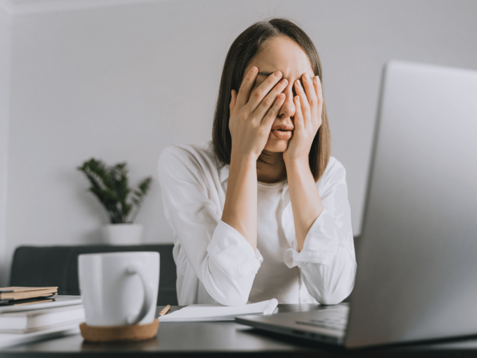 Frau sitzt gestresst vor Laptop | © Getty Images/Anastasia Gorlanova / EyeEm