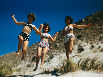 Drei Frauen springen am Strand | © Getty Images/Bettmann