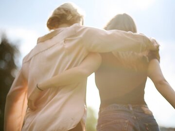 Freundschaft zwischen zwei Frauen, die sich im Arm halten | © Getty Images/Ba Hoang Duong Ly 