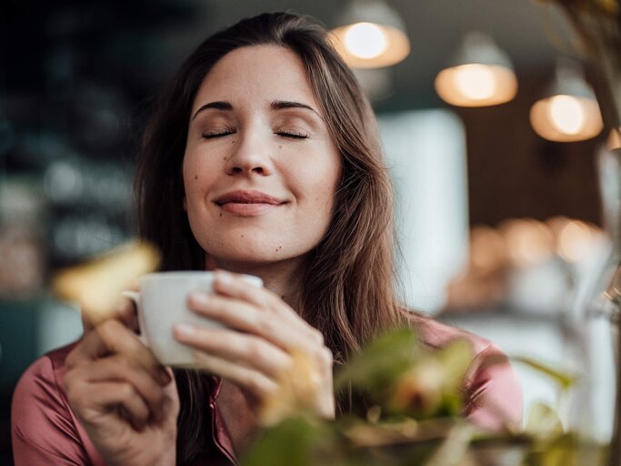 Frau genießt ihren Kaffee | © Getty Images/Westend61